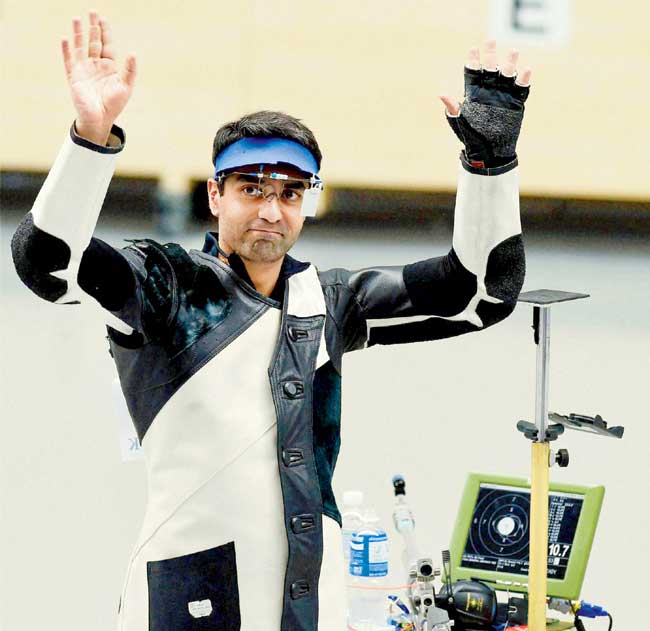 Abhinav Bindra acknowledges the crowd after his bronze-medal winning performance in the 10m air rifle competition yesterday. Pics/PTI