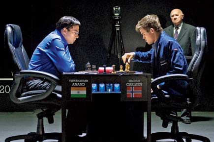 Magnus Carlsen beats Viswanathan Anand in 11th game, retains world chess title