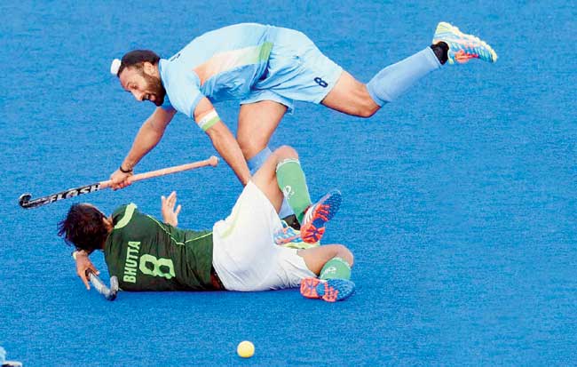 India captain Sardar Singh is tackled by Pakistan