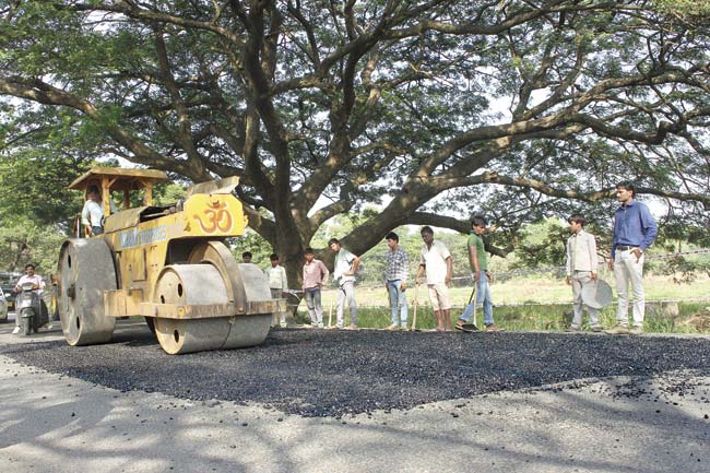 In October, the BMC brought workers and machinery to Aarey Colony, but they only repaired the stretch between Marol and Picnic point. File pic