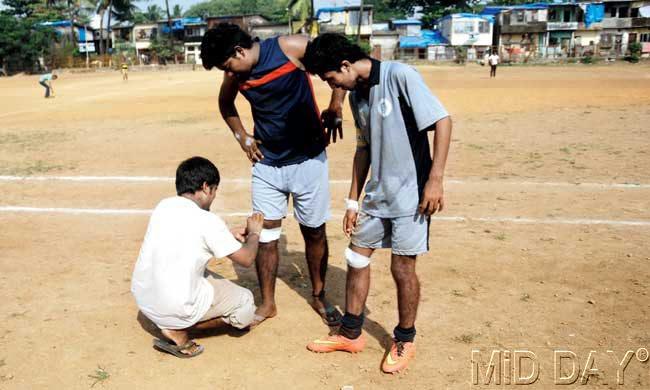 A player patches up a teammate after their league match at the Anna Bhau Sathe ground at Goregaon on Saturday. Pic/Satyajit Desai 