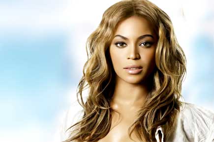 Beyonce Knowles performs despite wardrobe malfunction