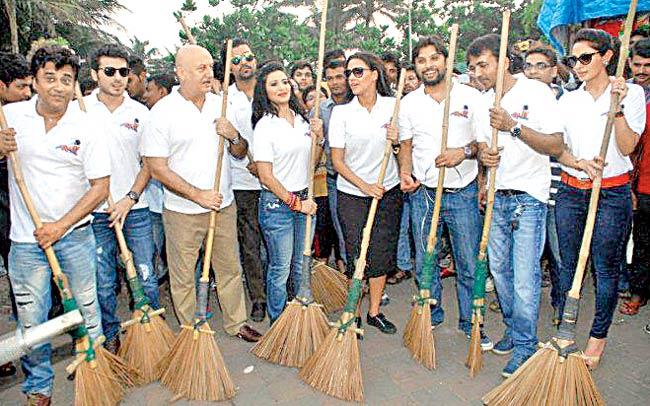 The star cast of recently released film, Ekkees Toppon Ki Salaami sweeing the city streets to mark the launch of Clean India Campaign 