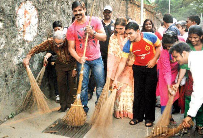 Vivek Oberoi wields the broom to clean up a Juhu street. Pic/Satyajit Desai