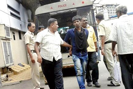 Mumbai cops save chain-snatcher from becoming road kill