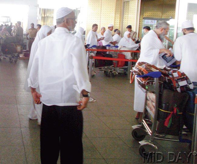 Haj pilgrims are seen off at the Chhatrapati Shivaji International Airport. Pic/Atul Kamble