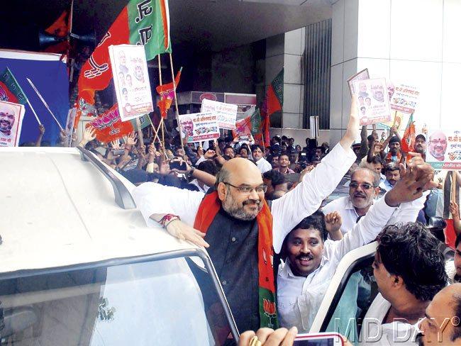 Amit Shah got a rousing welcome at the airport from party workers. Pic/Sayyed Sameer Abedi