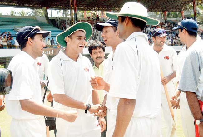 Amol Muzumdar (extreme right) after the Ranji final win over Tamil Nadu in 2004