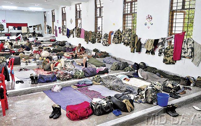 Jawans from the two BSF companies, one of which is deployed at the Lalbaugcha Raja, have been given accommodation at a BMC municipal school in Parel. Pics/Bipin Kokate