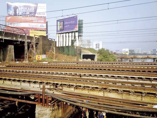GRP officials say when they patrol below the Bandra bridge at night, robbers throw stones on them; in places where there is fencing on the Bandra-Mahim stretch, the robbers have dug holes below to escape
