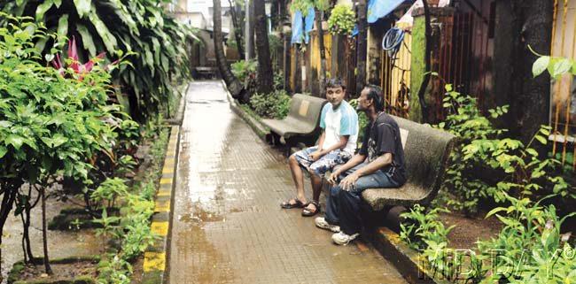 FRIENDSHIP TIME: Tales on the benches near Chakala Municipal School, Andheri (E). PIC/NIMESH DAVE