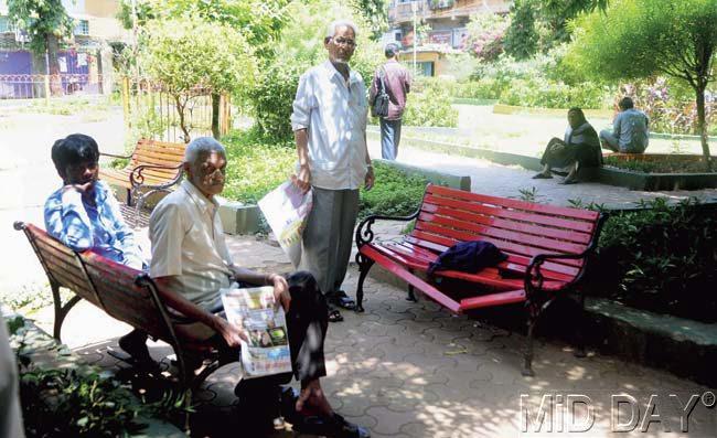 PARK BLISS: Senior citizens love sitting and chatting. PIC/BIPIN KOKATE