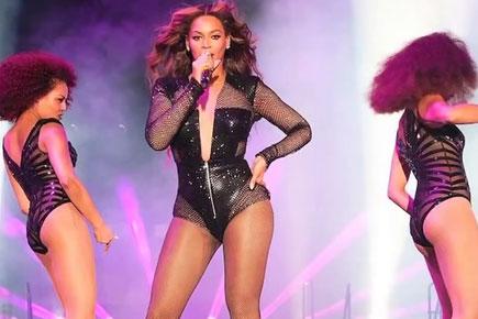 Beyonce caught lip-syncing at 'On The Run' concert!