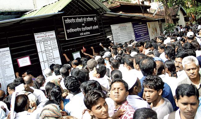 Long, chaotic queues are common at the BMC’s Citizen Facilitation Centres (CFC). File pic