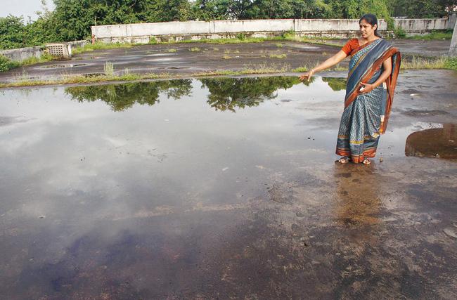 Corporator Manjusha Nagpure points out stagnant and contaminated water accumulating over the water tank at Sinhagad Road. 
