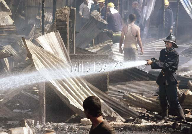 An hour later, a fire broke out at the other end of the slum patch and was doused by fire officials. Pics/Satyajit Desai