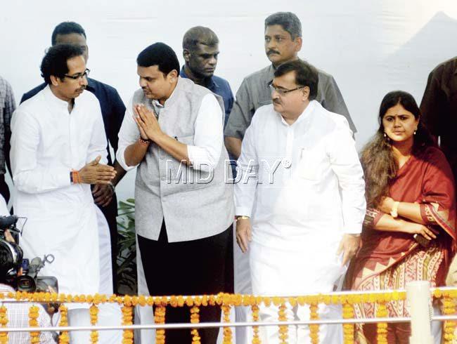 CM Devendra Fadnavis announced his intention to build a memorial for Bal Thackeray on the occasion of the Sena founder’s death anniversary yesterday. Pics/Pradeep Dhivar