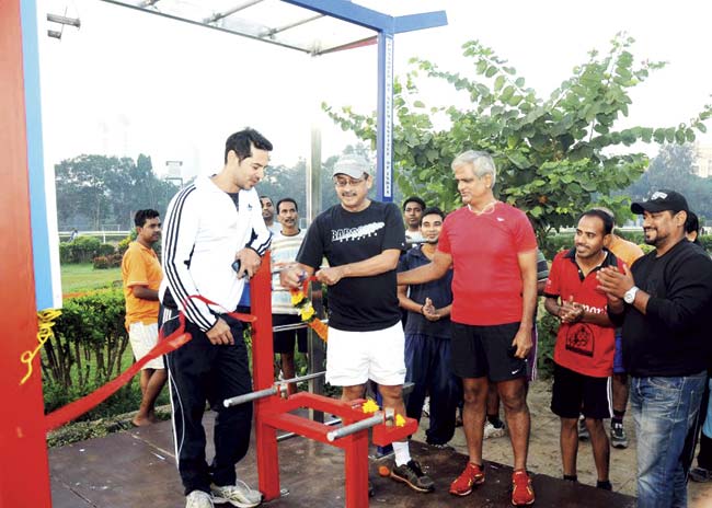 Dino Morea (l) and Vivek Jain at the inauguration of the fitness station at the racecourse