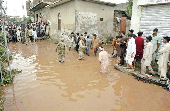 Pakistani army troops carry out rescue operations in the outskirts of Islamabad. Pic/AFP