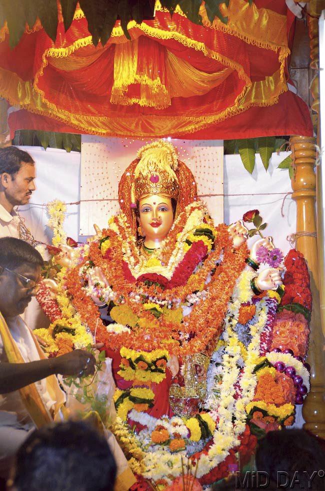 An idol of Goddess Durga installed by the Paschim Vibhag Navratra Mandal at Dombivili west. Pic/Shrikant Khuperkar