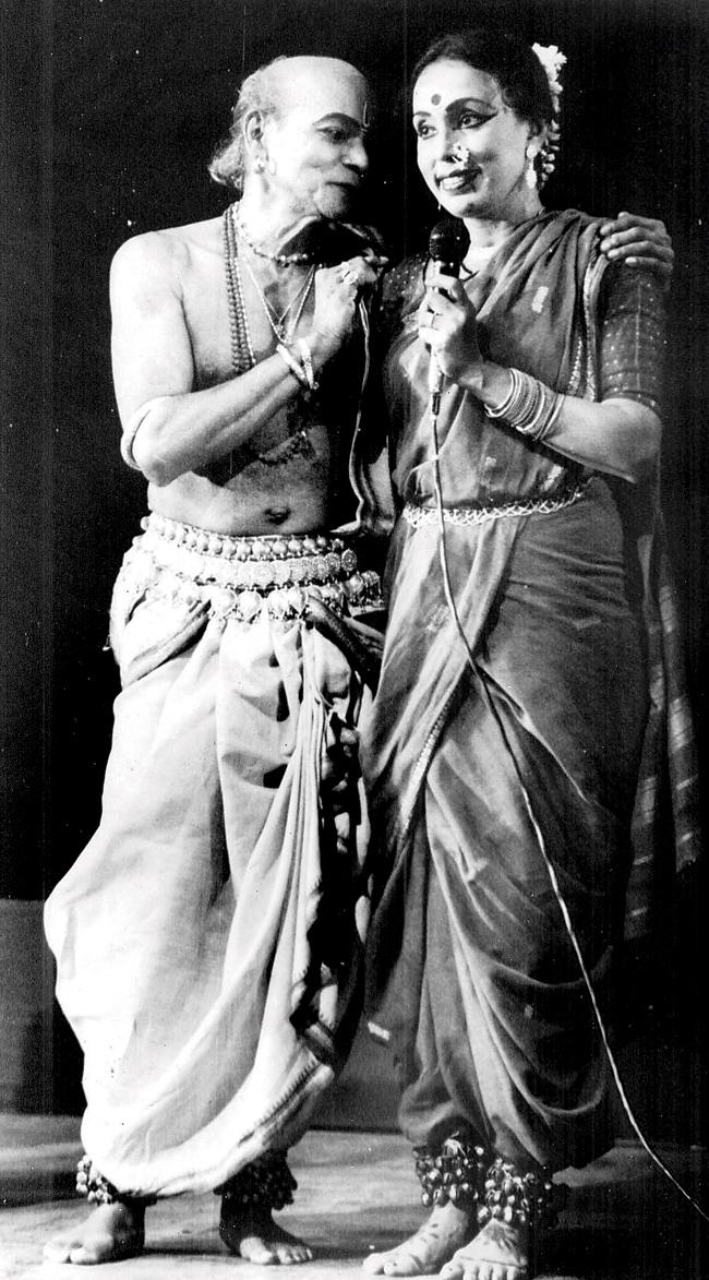 Guru Kelucharan Mohapatra with his disciple  Jhelum Paranjape