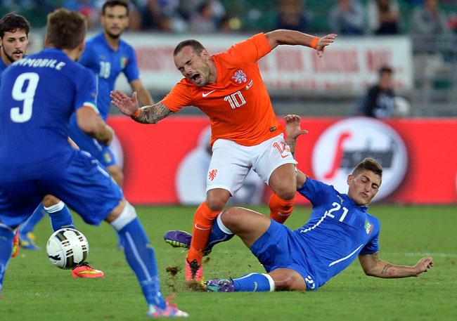 Wesley Sneijder vies with Marco Verratti