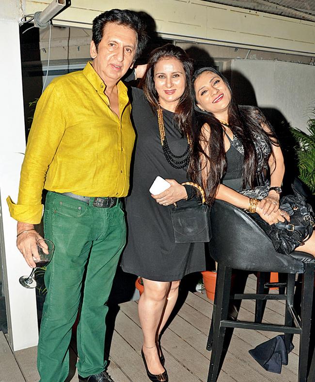 Kailash Surendranath with wife Aarti and Poonam Dhillon (centre) 
