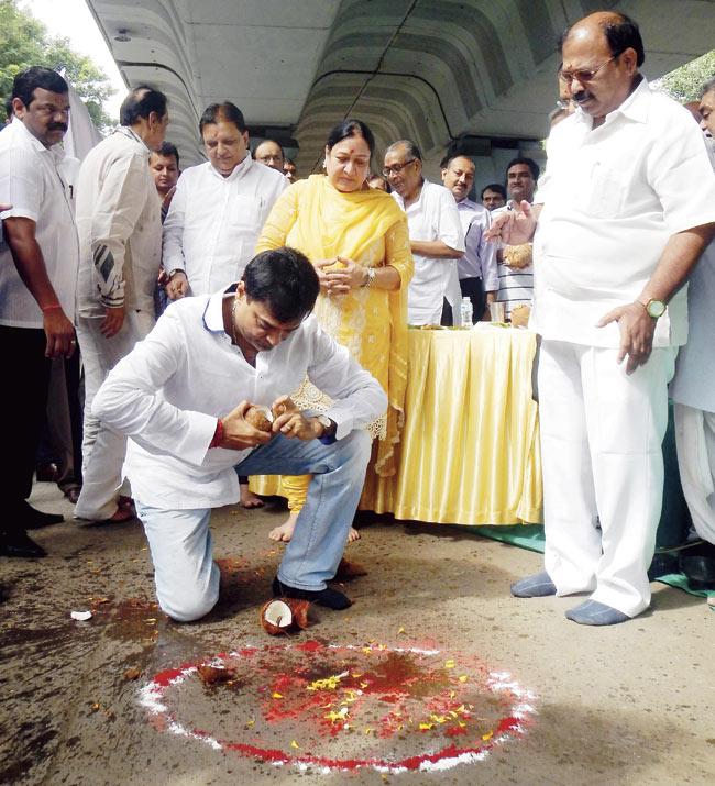 Members of Matunga Residents Association held the inauguration ceremony for the proposed makeover of the area under Tulpule Chowk flyover, which was also attended by Congress MLA Kalidas Kolambkar. Pic/Suresh KK
