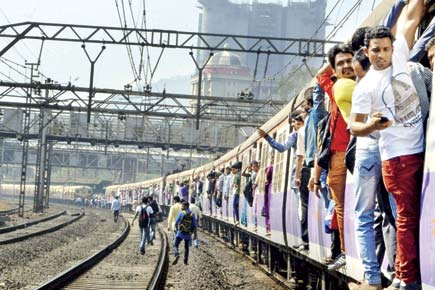 Mumbai: Terrible Tuesday sees 13 deaths on the tracks