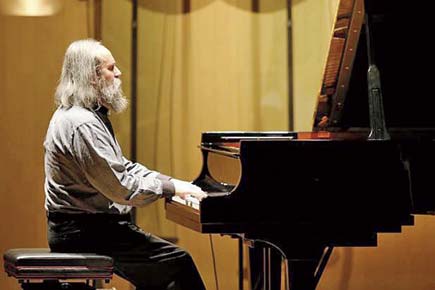 World's fastest pianist credited with pioneering 'continuous music'