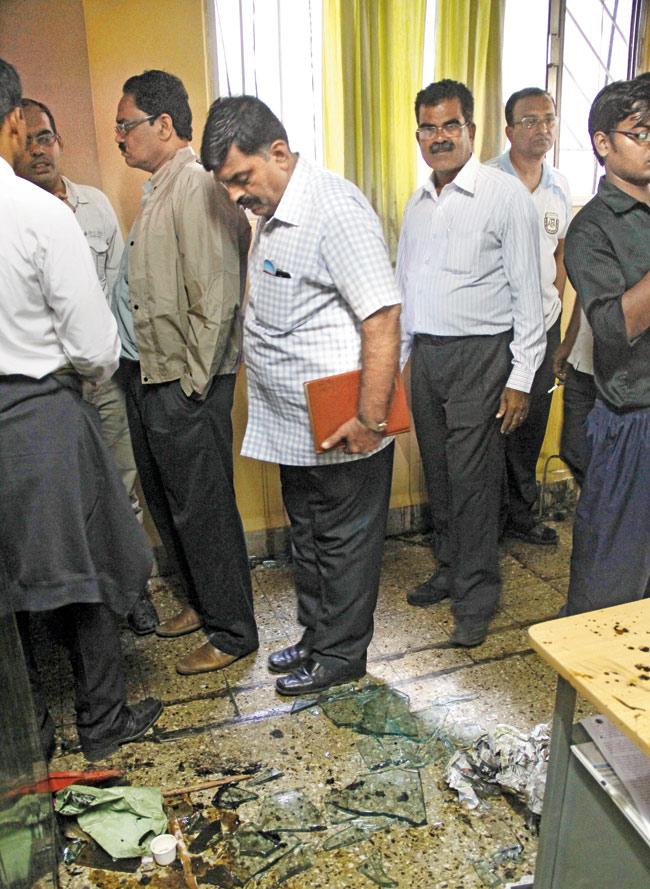 A team of policemen inspect the Narayan Peth office on Tuesday afternoon