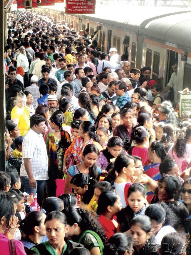 An overcrowded platform at Thane station. Local trains were running nearly 25 minutes late and due to the mega block, the few services that were operational were packed with passengers. Pic/Sameer Markande