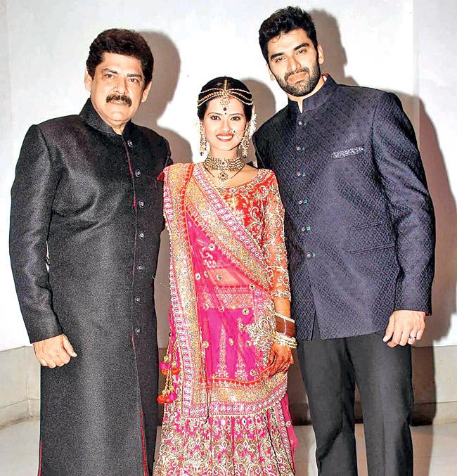 Pankaj Dheer poses with the newly weds, son Niketan and daughter in law Kratika 