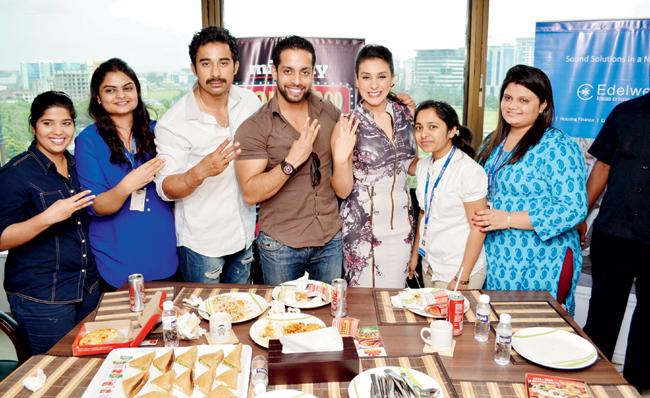 Priyanka Surve and Rashmi Naukudkar, the winners of mid-day Bollywood Lunch Contest flank Rannvijay Singh (in white), Salil Acharya and Anindita Nayar. 