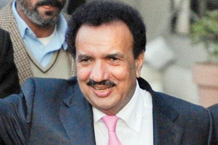 Passengers force ex-Pak minister Rehman Malik to deplane over flight delay