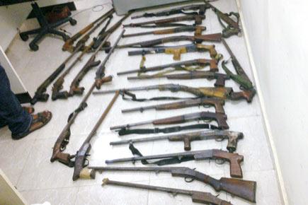 6 guards from J&K held with 25 rifles in Thane