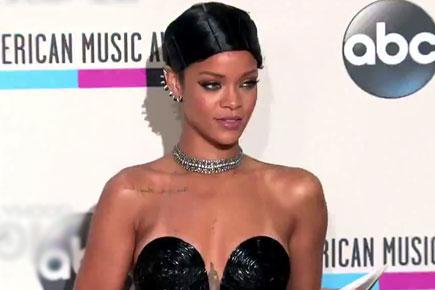  Rihanna teases fans with new single 