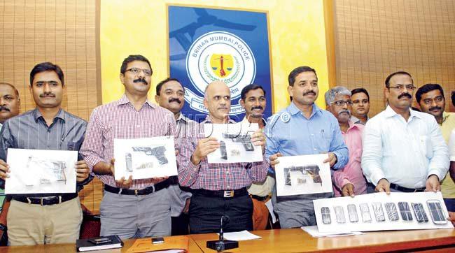 Sadanand Date, Jt. Commissioner of Police (in centre) along with the Crime Branch officers display the weapons seized from the gang. Pic/Shadab Khan