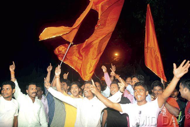 Shiv Sena workers shout slogans against the BJP outside Matoshree, after the split was announced last evening. Pic/Pradeep Dhivar
