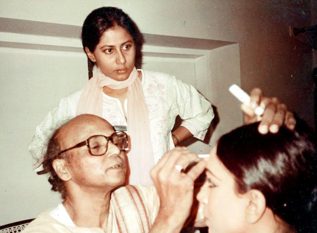 Smita Patil overlooks Kelucharan Mohapatra doing Paranjape’s make-up before her Manch Pravesh