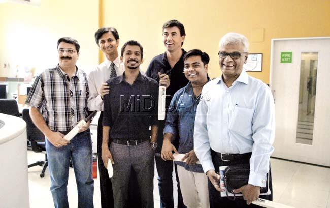 Winners of the mid-day Read and Win contest, which was  related to New Zealand, pose with Stephen Fleming. From left to right: Cyrus, Agnel, Harsh, Vipul and Mohan