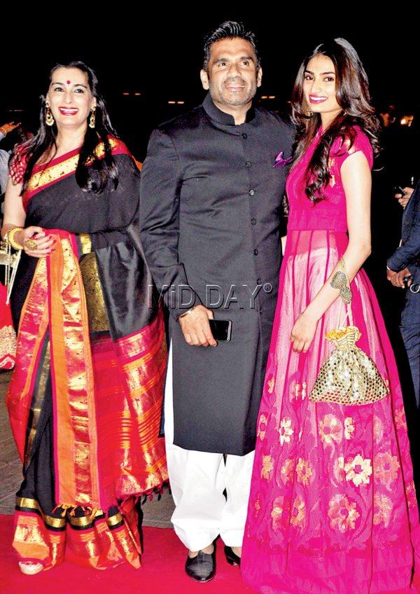 Suniel Shetty with wife Mana and daughter Athiya