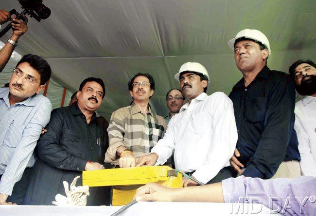 Mayor Sunil Prabhu, Sena chief Uddhav Thackeray, civic chief Sitaram Kunte are present as the button is pressed to trigger dynamite blasts. Pics/Atul Kamble