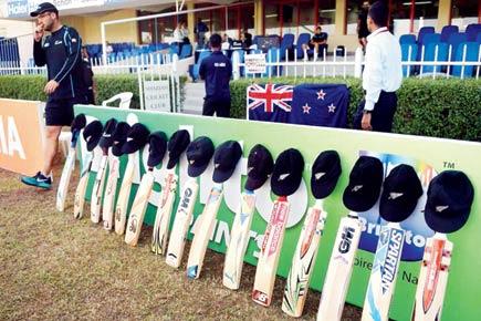 Kiwi cricketers shun national caps in tribute to Hughes