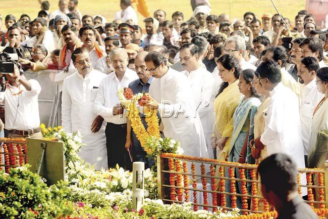 Uddhav Thackeray paying his respects to his late father