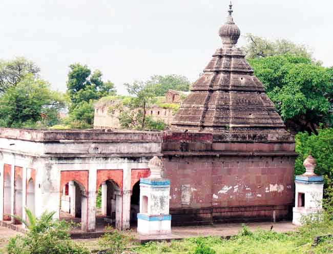 Vishnu Panchayatan Temple inside the Malhargad Fort. 