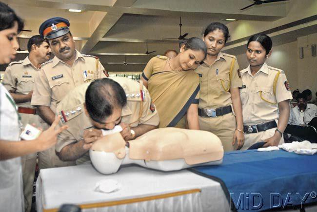 Police officials learn how to perform CPR on World Heart Day. Pic/Pradeep Dhivar
