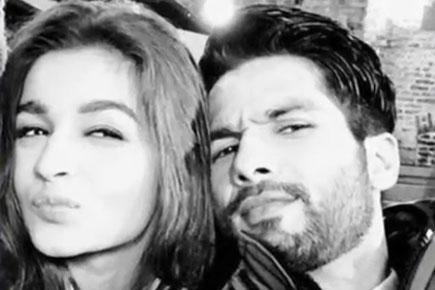 Alia Bhatt clicks selfie with Shahid Kapoor