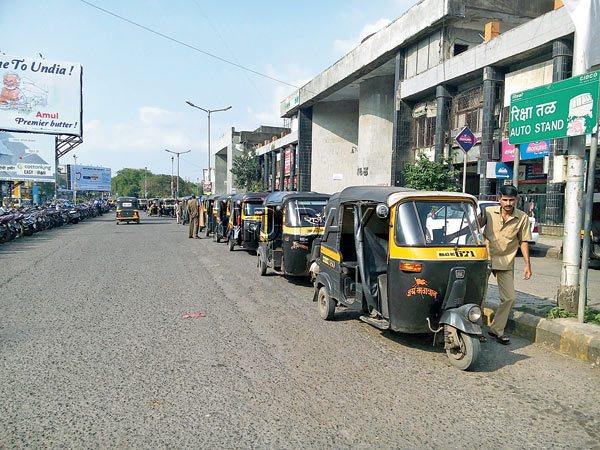 The auto stand at Nerul station. Around 483 rickshaw drivers are yet to recalibrate their meters. Pic/Ankoor Anvekar