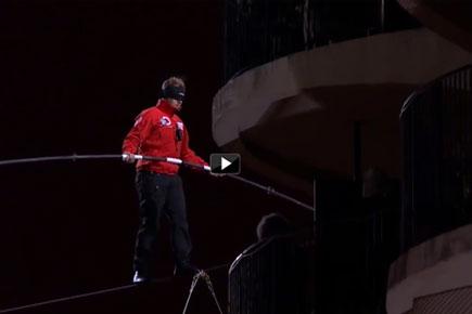 Video: Daredevil Wallenda blindfold walks tightrope between Chicago towers